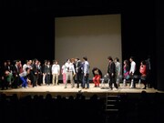 クロストークのコーナーでは学生芸人とプロ芸人たちが入り乱れて大盛り上がり。オープニングからボケようとするプロ芸人たちに、唯一のピン芸人・トミドコロが「いったん落ち着きましょう」と話しかけた。