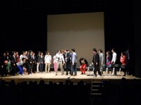 クロストークのコーナーでは学生芸人とプロ芸人たちが入り乱れて大盛り上がり。オープニングからボケようとするプロ芸人たちに、唯一のピン芸人・トミドコロが「いったん落ち着きましょう」と話しかけた。