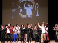 グランプリを獲得したスパナペンチの高橋はガッツポーズ。しかし高橋は、父親に「芸人になれ」と勧められているものの、当の本人は決めかねていることを告白。するとハマカーン神田は「僕は父親が猛反対してますけどね」とうらやましそうに語った。