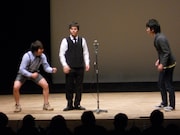 見た目外国人、中身日本人というハリスのキャラを活かした賑やかなトリオ漫才を披露した法正大学のスモールート。「M-1グランプリ2010」では3回戦まで進んでいる。