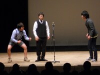 見た目外国人、中身日本人というハリスのキャラを活かした賑やかなトリオ漫才を披露した法正大学のスモールート。「M-1グランプリ2010」では3回戦まで進んでいる。