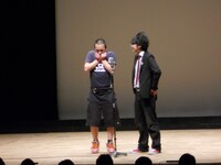 和光大学のキングスピン。ファンがいたらという設定で舞台を広く使って勢いのある漫才を披露。