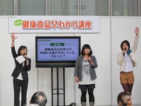 東京・アキバ・スクエアにて行われた「なるほど！健康食品早わかり講座」に登場したアジアン馬場園（中央）とアジアン隅田（右）。