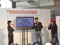 「自分にとっての健康食品や栄養機能食品はそうめんです」としきりに訴えたパンクブーブー佐藤（中央）。