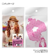 「お笑い男子校 ポストカード・シュシュセット」のシュシュパッケージ。シュシュは全5色からランダムに1個がセット。ポストカードは全3種類。価格は735円。