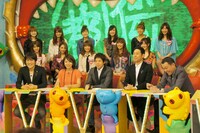 「やりすぎコージー」司会陣（前列）とやりすぎガール。(c)テレビ東京