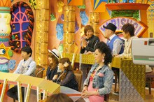 都市伝説テラーの話に耳を傾けるゲスト陣と野性爆弾（後列右）。(c)テレビ東京