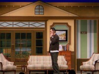 怪しい動きをする宿泊客の千原せいじ。どうやらある特徴を持つ男を捜している様子。