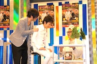 「彼女と別れた」とうなだれる石田（中央）の肩にそっと手を添える井上（左）。