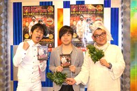 NON STYLEの2人とオネエ祈祷師びびこ（右）。