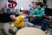 バナナマンが出演するDVD「地球征服アパート物語」の一場面。(c)2010 TOHO CO.,LTD