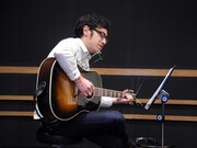 フォークソングを熱唱する東京03角田。