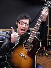 「FKB49～東京03角田晃広がフォーク名曲を49分間マジ歌！～」に出演する東京03角田。