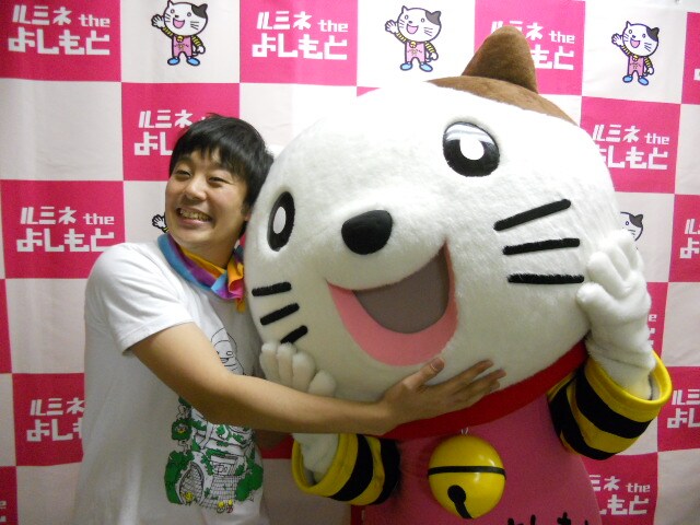 特別ライブ「みんなルミにゃんについてこ～い」に出演する佐久間一行と、ルミネtheよしもとキャラクターのルミにゃん。