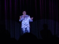 司会のエハラもボイスパーカッションを披露。誕生日が近いという観客に、トランペットの音色でバースデーソングをプレゼントした。