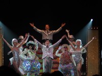 品川・よしもとプリンスシアターにて上演された、大人が楽しめる新たなクラブショー「よしもとナイトクラブ STYLE！」。演出・構成は、多くのアーティストの演出をはじめ、「プロデューサーズ」などの舞台作品を手がける菅野こうめい。