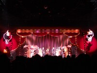 オープニングから派手なパフォーマンスを繰り広げ、会場は熱気に包まれた。