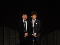 漫才を披露したフットボールアワー。普段とは違う大人な雰囲気の空間にもかかわらず、登場直後になぜか笑いが。「おまえの顔や！」という後藤のツッコミに、岩尾はまったく動じず。