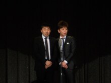 漫才を披露したフットボールアワー。普段とは違う大人な雰囲気の空間にもかかわらず、登場直後になぜか笑いが。「おまえの顔や！」という後藤のツッコミに、岩尾はまったく動じず。