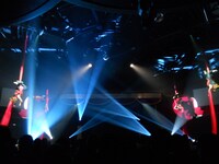 アクロバットダンスでは、空中で舞う見事なエアリアル・パフォーマンスに拍手喝采。