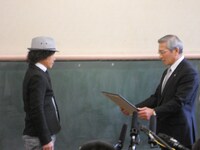 寛平には賞状などのほか、3月20日に同市で開催予定だった「宿毛花へんろマラソン」のグッズなどもプレゼントされた。