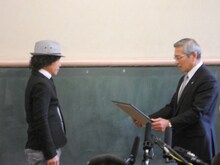 寛平には賞状などのほか、3月20日に同市で開催予定だった「宿毛花へんろマラソン」のグッズなどもプレゼントされた。