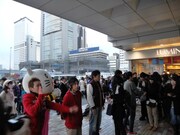 募金活動には芸人たちが入れ替わり立ち替わり参加。劇場出番がなかった芸人も募金の話を聞き駆けつけた。