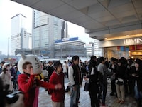 募金活動には芸人たちが入れ替わり立ち替わり参加。劇場出番がなかった芸人も募金の話を聞き駆けつけた。