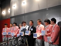 会見を行ったホンジャマカとクレイジーラッツ。