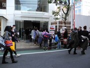 募金の列は、表参道GROUNDの外にまで及んだ。