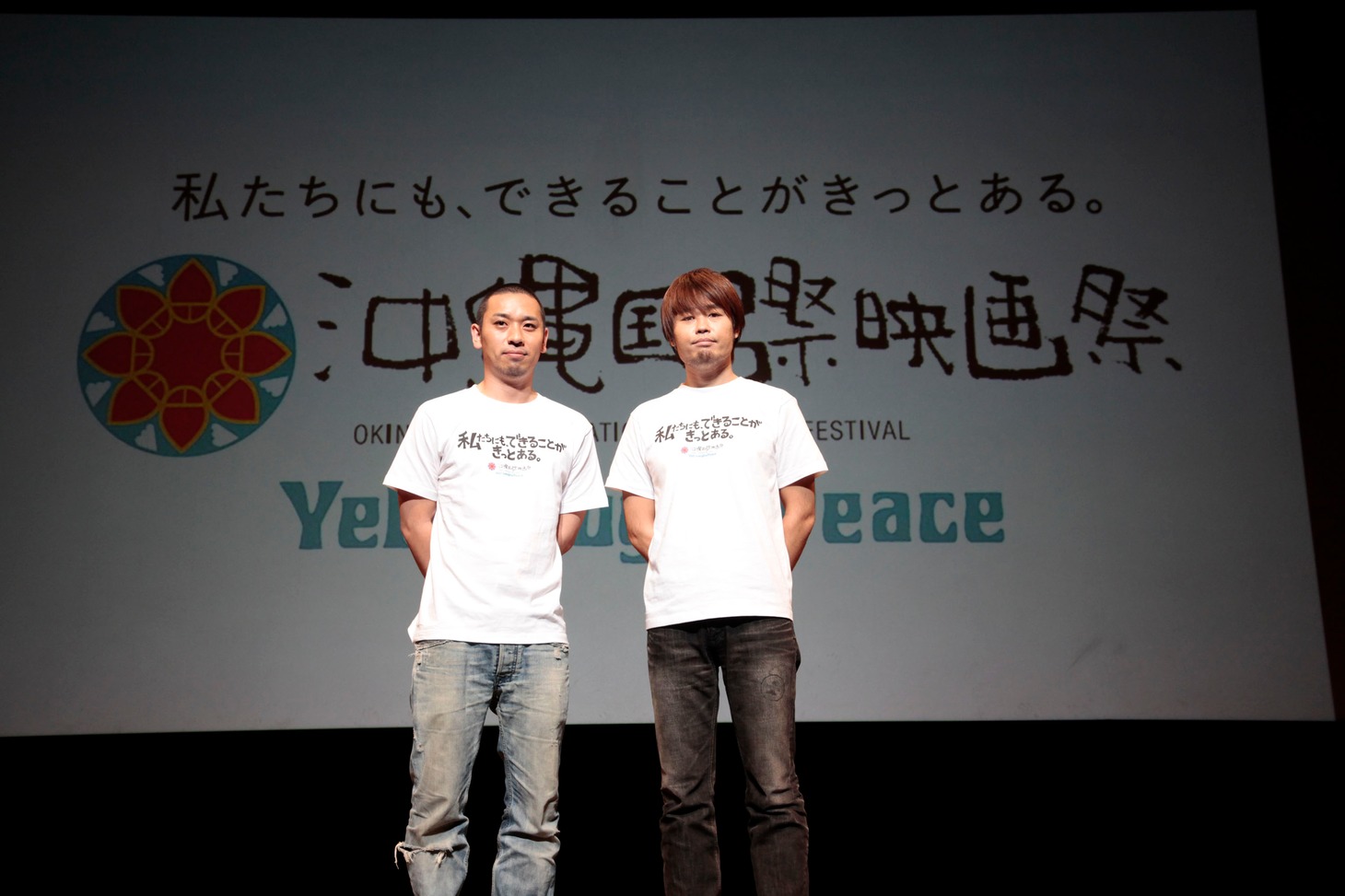 「Yell,Laugh＆Peaceカウントダウンフェスタ」で「漫才ギャング」上映会の舞台挨拶に登場した千鳥・大悟（左）と品川庄司・品川ヒロシ監督（右）。
