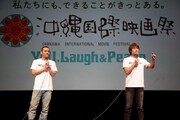 「相方の庄司を主役にして映画を撮るとしたら？」という質問に「『海パン一丁で、嫁の名前を叫ぶ』っていう『世界の中心で、愛を叫ぶ』みたいな映画になると思います」と答えた品川庄司・品川ヒロシ監督（右）。