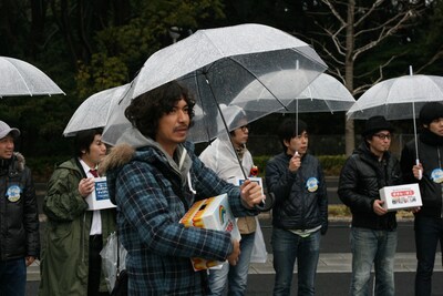 雨の中で街頭募金活動に取り組んだふかわりょう（中央）と後輩芸人たち。