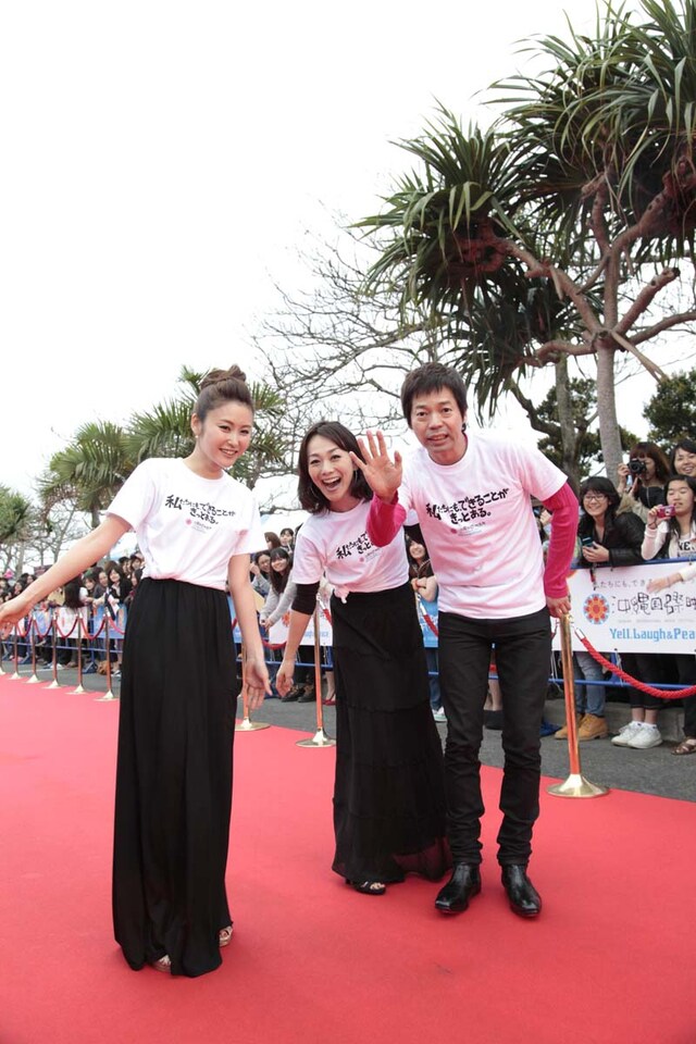 「第3回沖縄国際映画祭」の「レッドカーペット～オープニングセレモニー」にて総合司会を務めた今田耕司、木佐彩子、佐藤麻衣。