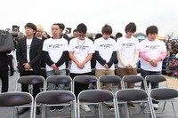 黙祷を捧げる出席者。写真は映画「漫才ギャング」から、ピース綾部、千鳥・大悟、宮川大輔、品川庄司・品川、新井浩文、ミサイルマン西代。