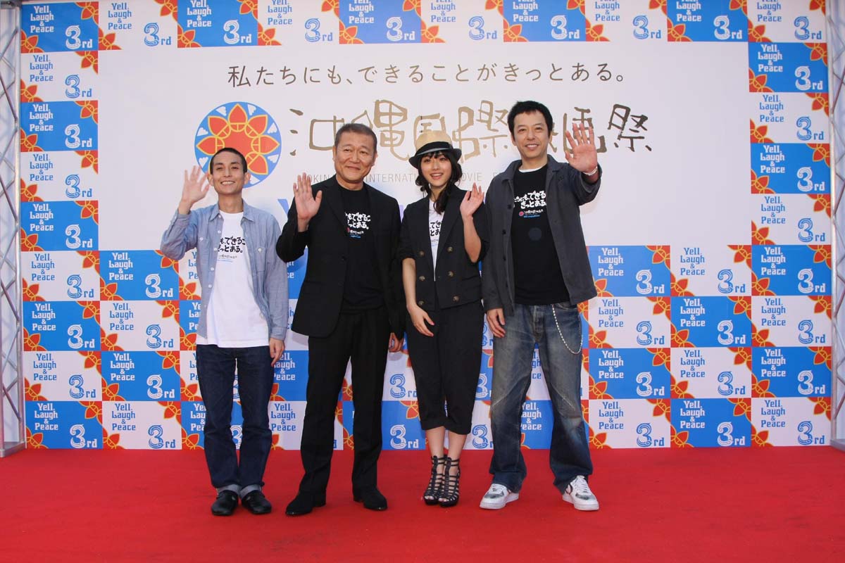 映画「月光ノ仮面」から、板尾創路、石原さとみ、國村隼、カラテカ矢部。