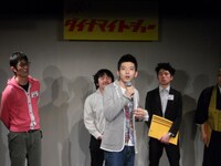 トーク中に弾けたどぶろっく森。「真面目に見られるがそんなことはない」と力説し、「本当は俺といい感じになりてぇんだろ」「幸せにすっから、俺についてきな」など、やさぐれた言葉を連発してみせた。