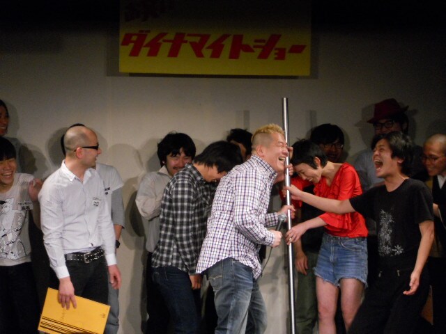 浅井企画のライブ「お笑いダイナマイトショー vol.192」。久々のお笑いライブ開催となった会場のしもきた空間リバティでは、満席の会場が笑いの熱気に包まれた。