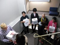 終演後は多くの観客が募金に協力。芸人たちは1人1人に握手やお辞儀などをしながら感謝の言葉を述べていた。