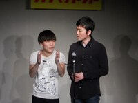 漫才を披露したクロンモロン。2人とも実家暮らしをしており、トークでは「そろそろ卒業したい」と発表。しかし高垣は未だに親から毎日お小遣いをもらっていることが判明した。