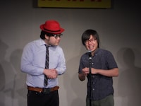 訪問販売をめぐる漫才を展開したインデペンデンスデイ。販売員に扮した内藤が久保田に高額で売りつけようとする商品にはある共通点が……。