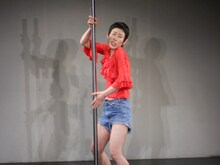 ポールダンサー・ポール牧野となりネタを披露した牧野ステテコ。前列の男性客をセクシーに誘惑しながら、台所、カーテン、畳など自宅の地味で残念な悩みを打ち明けた。