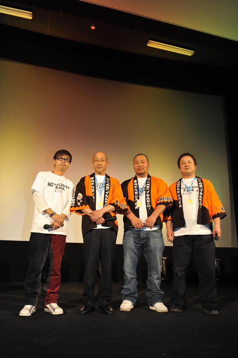 地域発信型映画「ホルモン女」の舞台挨拶。河本は地元・岡山での撮影で「撮影よりも（地元の人たちの）サイン（攻め）の時間の方が長かった」と会場を笑わせた。
