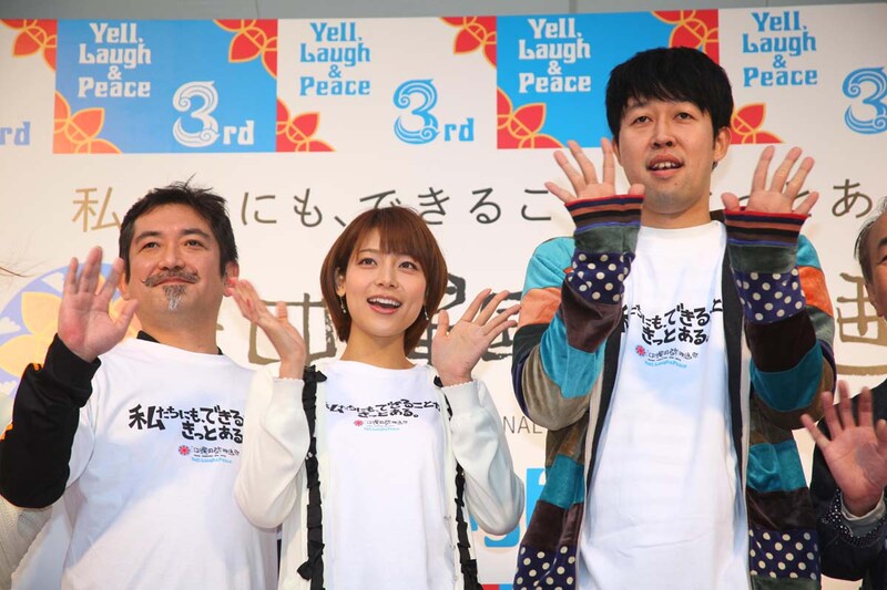 「第3回沖縄国際映画祭」にて行われた映画「FLY!～平凡なキセキ～」の舞台挨拶。小籔は東日本大地震について「僕らは支援をする素人ですから、僕らにできることは仕事を頑張ること。被災地以外の人々をも元気にさせるのが本業かなと。日本全体を盛り上げていきたい」と真面目にコメントしたかと思いきや、「……って、相武（紗季）さんがおっしゃっいたので」と、とぼけてみせた。