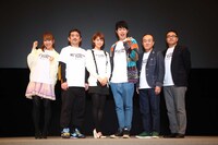 映画では、さえない工員を演じた小籔。「僕にできるんかな？ 大丈夫かなと思いながら撮影に挑んでいたのですが、こんだけ周りの方々が上手だったら『たいして下手に見えへんやろ』と思った」とコメントした。