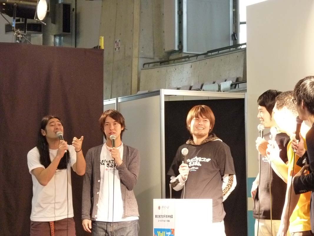 「コンテンツランド」のチャリティーステージに登場した品川庄司、ハイキングウォーキング、ザ・パンチ。ジャンケン大会では、ハイキングウォーキング・Q太郎が「卑弥呼さま～！」と叫ぶと、品川庄司・庄司が「ミキティー！」と叫ぶなど大いに盛り上がった。