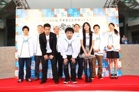 岩尾は同時上映の映画「とんねるらんでぶー」が撮影された静岡県・三ヶ日町キャラクター・ミカちゃんについて、「舞台あいさつの前、三ヶ日町のミカちゃんの中の人とトイレで会いました。ものすごい時間をかけてミカちゃんに戻っていました」と明かした。