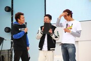 「World Wide Laugh決勝大会」の司会を務めたサバンナと楽しんご。観客とスキンシップを取る楽しんごに八木がツッコむと、楽しんごが「I'm sorry」と返すなど、冒頭から会場は笑いに包まれた。