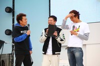 「World Wide Laugh決勝大会」の司会を務めたサバンナと楽しんご。観客とスキンシップを取る楽しんごに八木がツッコむと、楽しんごが「I'm sorry」と返すなど、冒頭から会場は笑いに包まれた。