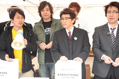 「第3回沖縄国際映画祭」会場内の募金ブースに現れたダウンダウン浜田。後輩芸人たちとともに募金の協力を呼びかけ、1人1人とお礼の握手を交わした。